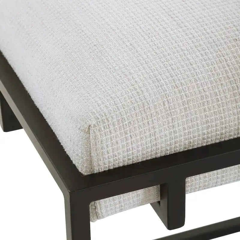 Banco pequeño tapizado blanco con estructura de metal negro