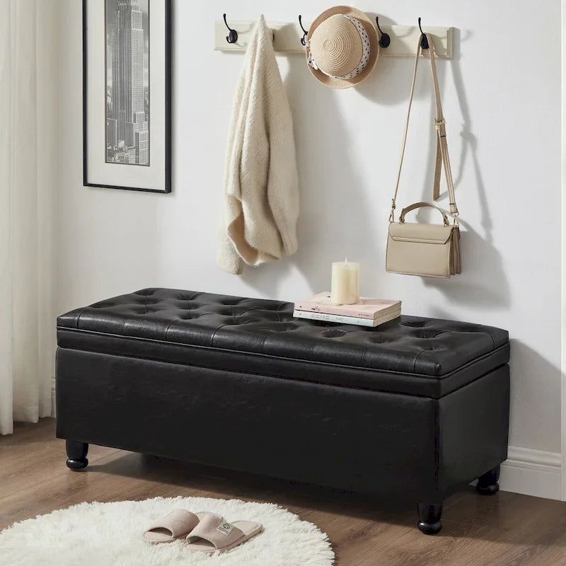 Gepolsterte, geknöpfte Sitztruhe mit Beinen aus gedrechseltem Holz - 45x18x18H