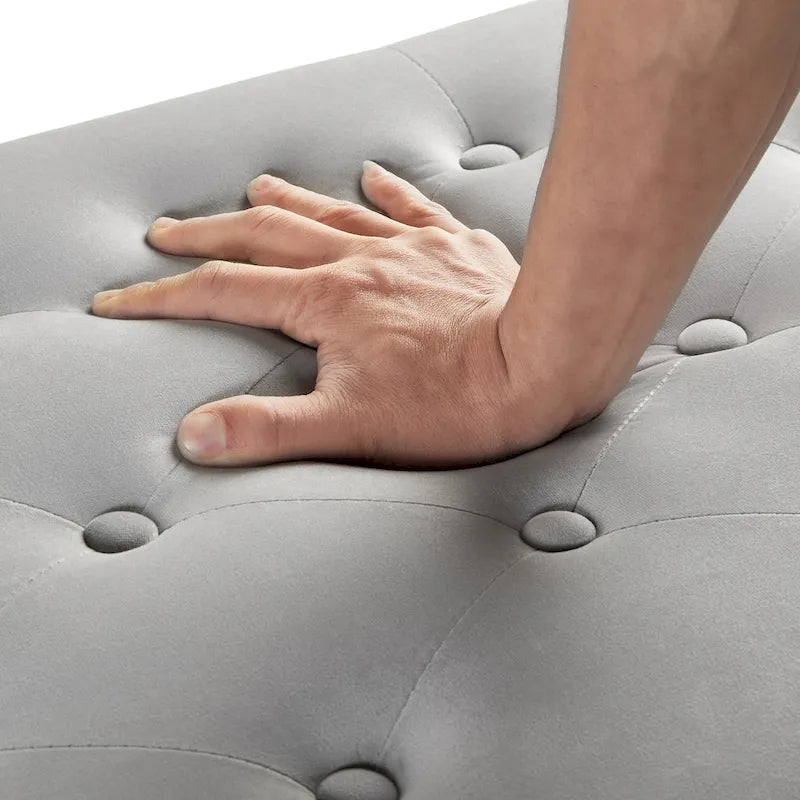 Gepolsterte Sitzbank mit Knopfheftung und Nagelzierleiste