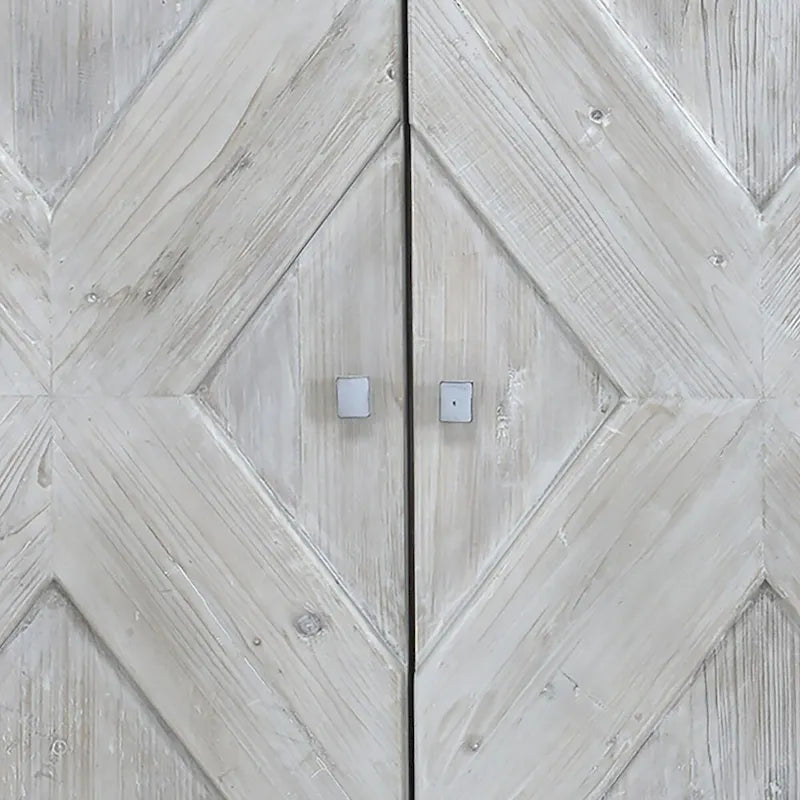 Sideboard aus wiederverwertetem Kiefernholz mit gekalkter, verwitterter Optik und geschnitzten Details